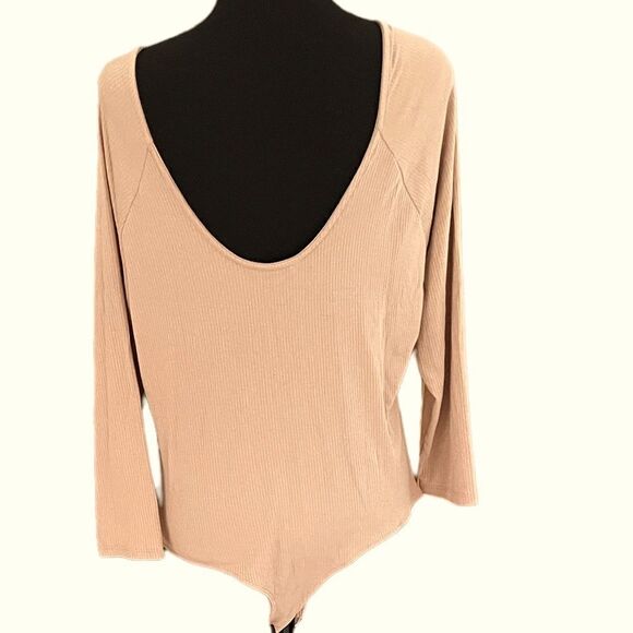 Banana Republic ribbed bodysuit, front and back scoop, snap bottom, size XL - Picture 4 of 5